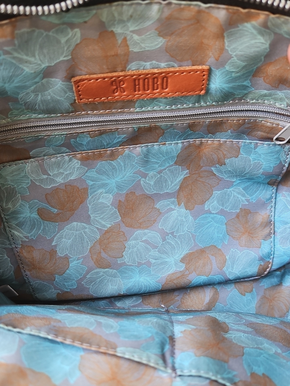 HOBO Black Soft Leather Tote Bag with Tan Handles Exterier Interior Pockets - Picture 5 of 7
